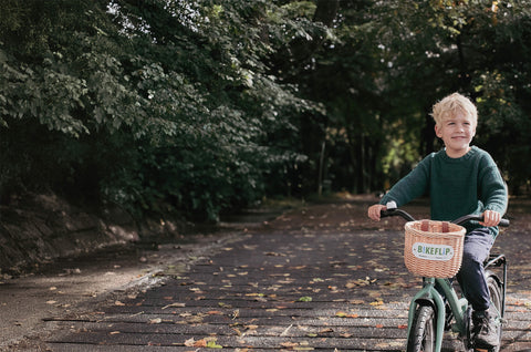 Gelukkige jongen op een fiets - BikeFlip