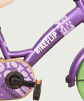 Paarse Loekie kinderfiets, 12 inch. Met een groene fietsband.