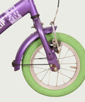 Paarse Loekie kinderfiets, 12 inch. Met een groene fietsband.