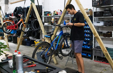 Medeoprichter repareert fiets in magazijn in Utrecht. - BikeFlip