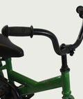 12.145 - BikeFlip, 12 inch kinderfiets, groene kinderfiets, avontuurlijke fiets, zijwieltjes, terugtraprem, handrem