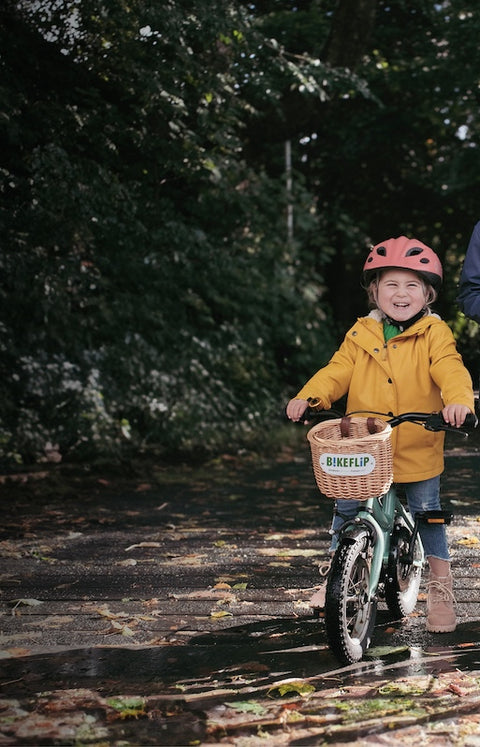 Meisje op een kinderfiets van BikeFlip met mandje
