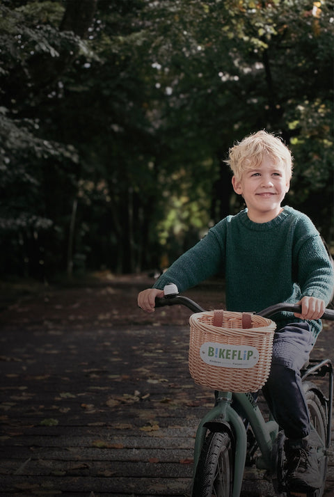 Jongen op een kinderfiets van BikeFlip met mandje