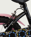 12.126 - BikeFlip, 12 inch kinderfiets, Frieda fiets, zwart roze kinderfiets, bloemetjes fiets, terugtraprem, handrem,