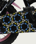 12.126 - BikeFlip, 12 inch kinderfiets, Frieda fiets, zwart roze kinderfiets, bloemetjes fiets, terugtraprem, handrem,