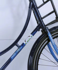 26.132 - BikeFlip, 26 inch omafiets met voordrager, terugtraprem, ringslot, siliconen verlichting, zwart met blauwe accenten