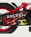 12.135 - BikeFlip, 12 inch kinderfiets, rode kinderfiets, racemonster fiets, vlammetjes fiets, zijwieltjes, terugtraprem