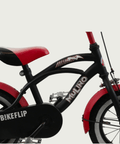 12.158 - BikeFlip. 12 inch kinderfiets, zwarte fiets, rode accenten, terugtraprem, handrem, achterrekje, zijwieltjes
