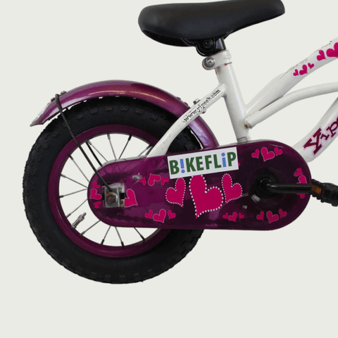 12.133 - BikeFlip, 12 inch kinderfiets, witte kinderfiets, paarse kinderfiets, hartjes fiets, handremmen, zijwieltjes