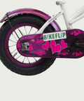 12.133 - BikeFlip, 12 inch kinderfiets, witte kinderfiets, paarse kinderfiets, hartjes fiets, handremmen, zijwieltjes