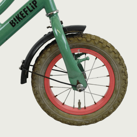 12.156 - BikeFlip, 12 inch kinderfiets, groene fiets, terugtraprem, zijwieltjes, avontuurlijke fiets, luchtballonnen