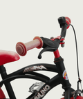 12.158 - BikeFlip. 12 inch kinderfiets, zwarte fiets, rode accenten, terugtraprem, handrem, achterrekje, zijwieltjes