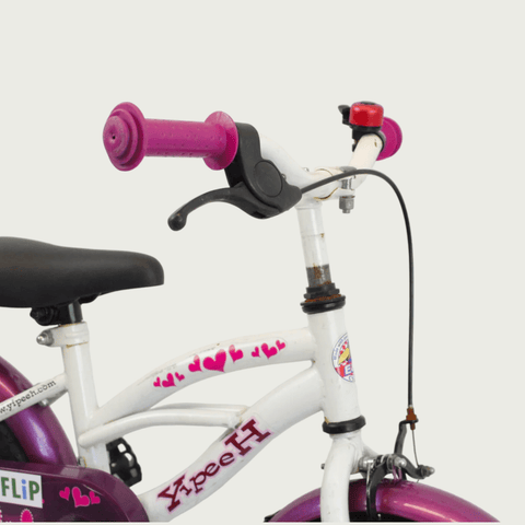 12.133 - BikeFlip, 12 inch kinderfiets, witte kinderfiets, paarse kinderfiets, hartjes fiets, handremmen, zijwieltjes