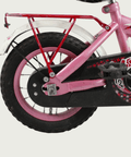 12.68 - BikeFlip, 12 inch kinderfiets, roze en rood, sterren design, achterrekje, terugtraprem, handrem, kabelslot, stoer