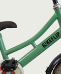 12.156 - BikeFlip, 12 inch kinderfiets, groene fiets, terugtraprem, zijwieltjes, avontuurlijke fiets, luchtballonnen
